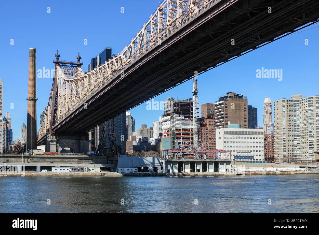 Ed Koch Queensboro Bridge, auch bekannt als die 59th Street Bridge, über den East River, von Roosevelt Island in New York City, USA aus gesehen Stockfoto