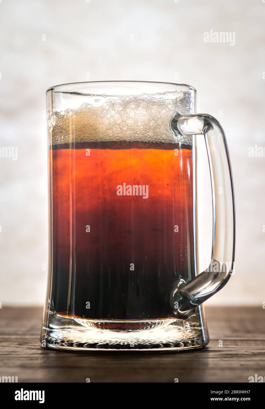 Schwarz und Tan-Bier Cocktail aus hellem und dunklen Bier im Becher Stockfoto