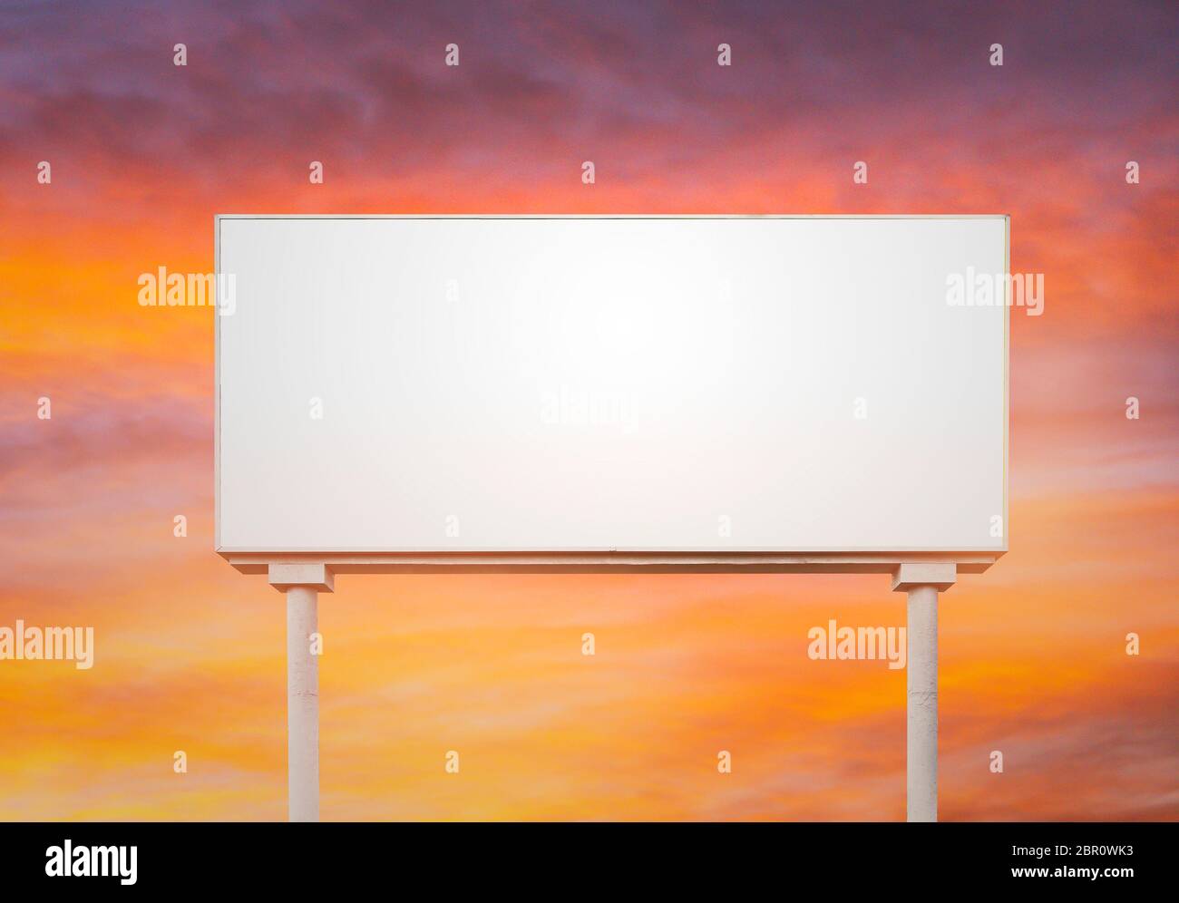 leere weiße Reklametafel für Außenwerbung bei Sonnenuntergang, bereit für Produkt Display Montage, Werbung. Stockfoto