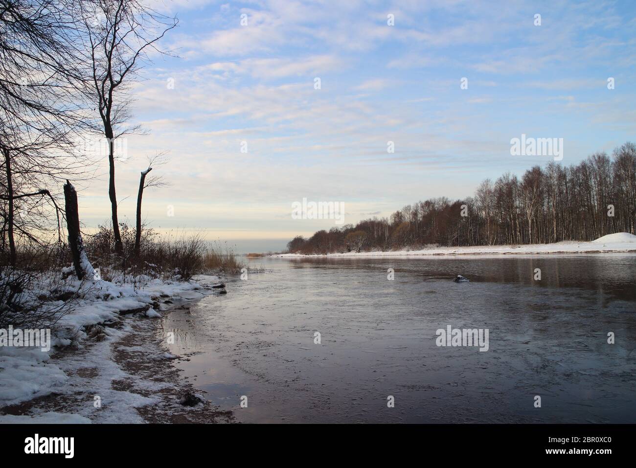 Lakeside weiße Winterlandschaft Eis auf dem Wasser Stockfoto