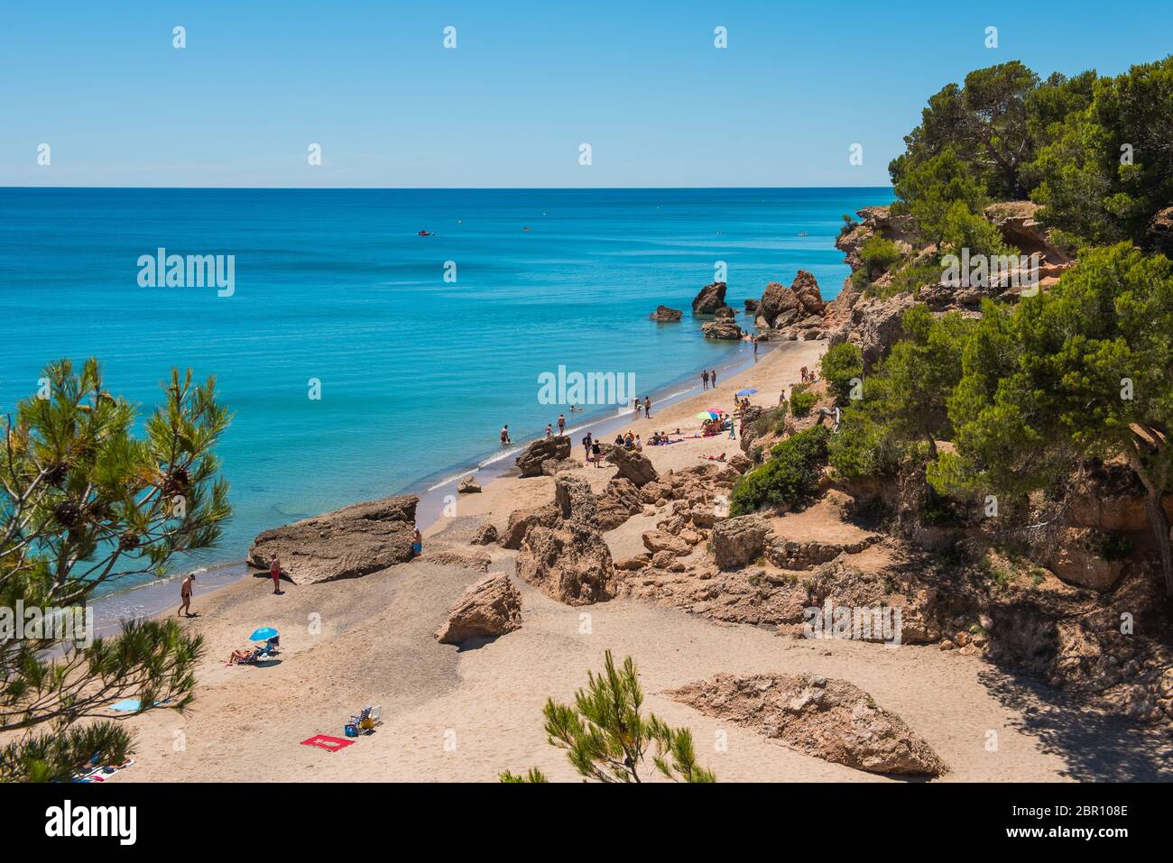 Tourist an einem schönen Sandstrand in Miami Playa, Spanien, Sommerzeit. Landschaft. Türkisblaues, ruhiges Wasser Stockfoto