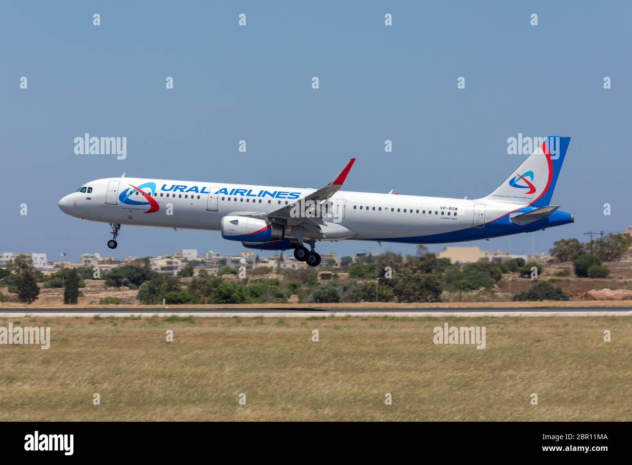 Ural Airlines Airbus A321-231 (REG: VP-BSW) Ankunft Start- und Landebahn 31 am frühen Nachmittag. Stockfoto