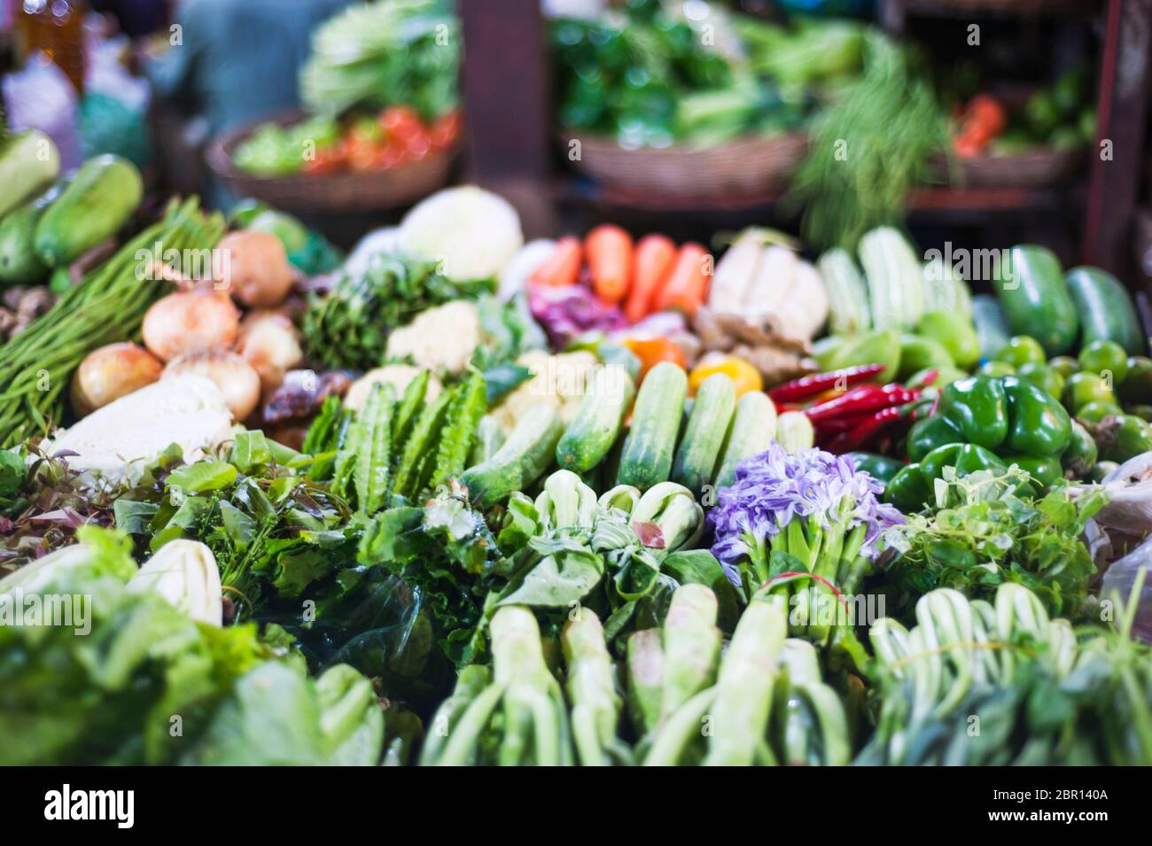 Wasser Hyazinthe Blumen und Gemüse auf dem Markt zu verkaufen. Siem Reap, Kambodscha, Südostasien Stockfoto