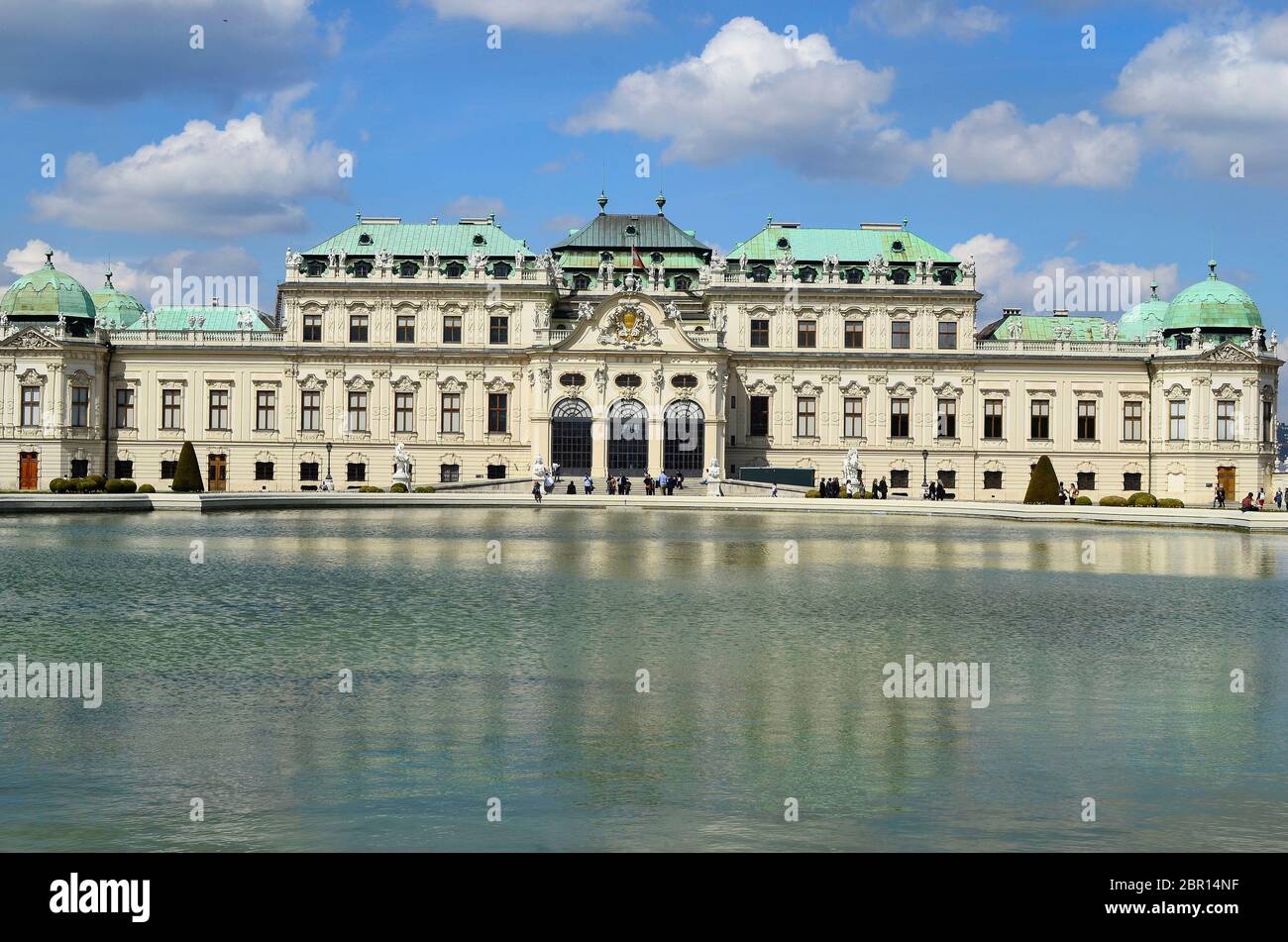 Wien, Österreich - 21. April 2012: Unbekannte Personen im Schloss Belvedere, einem bevorzugten Reiseziel und einem interessanten Ort Stockfoto