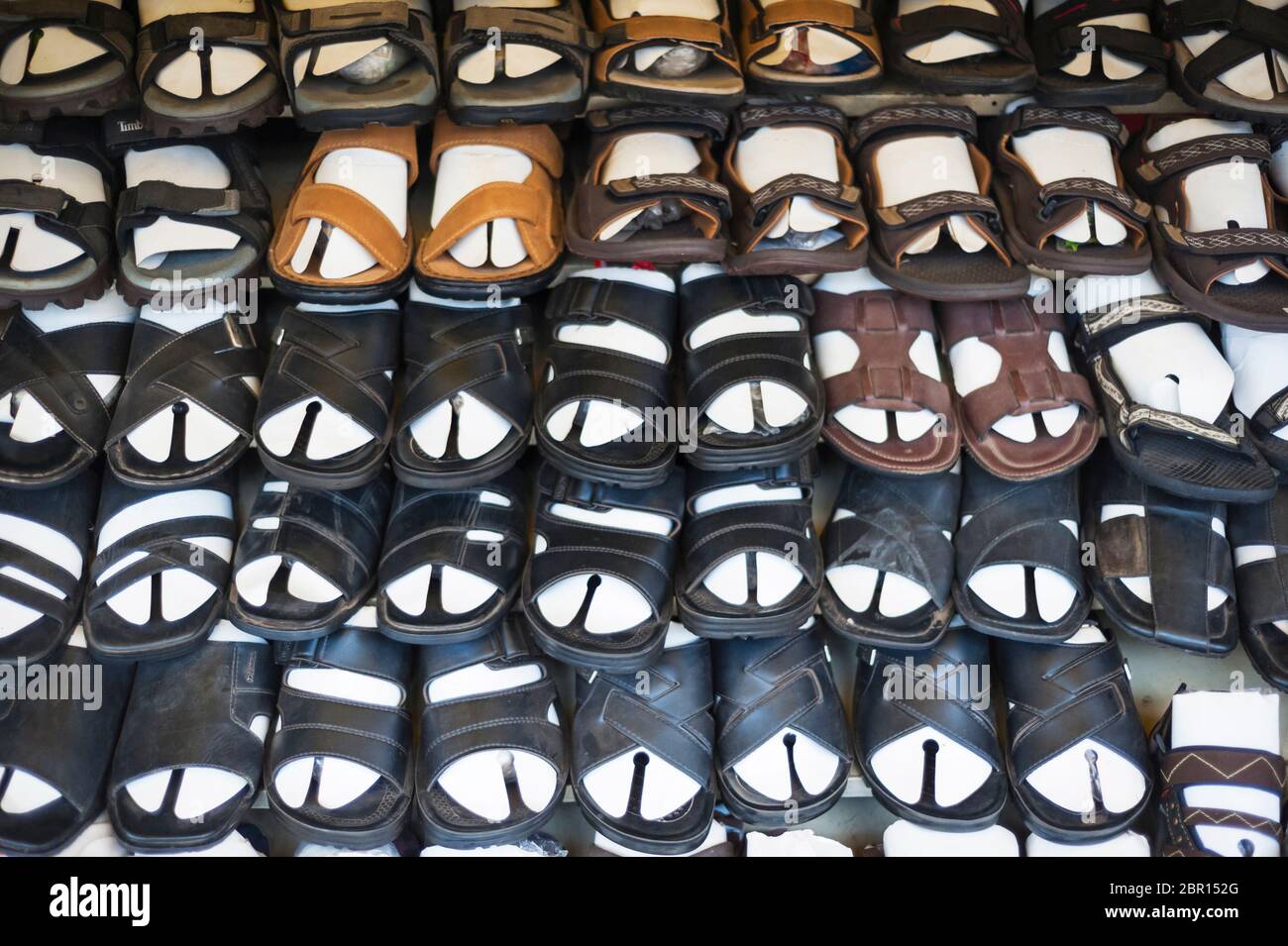 Sandalen auf einem Markt zu verkaufen. Siem Reap, Kambodscha, Südostasien Stockfoto