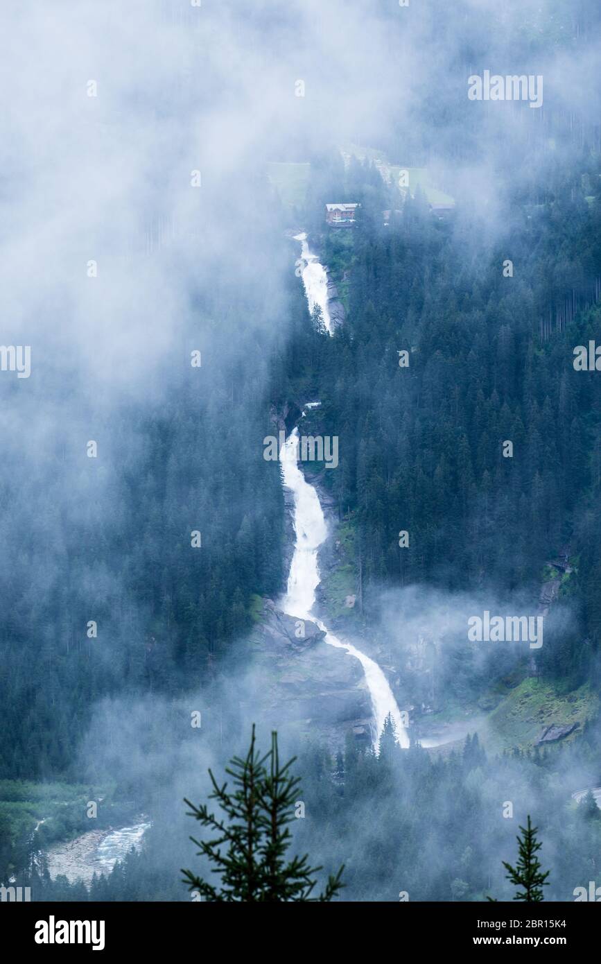 Fernsicht der Krimmler Wasserfälle an einem trüben und nebligen Tag in Österreich. Höchster Wasserfall in europa Stockfoto