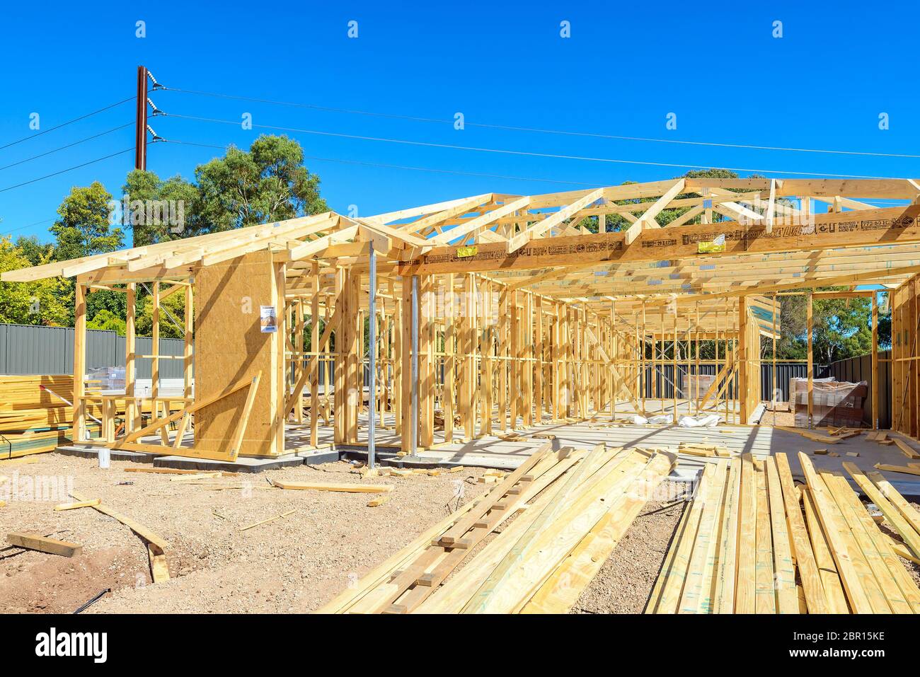 Adelaide, South Australia - 26. Januar 2018: Neuer australischer Bauholzrahmenbau auf der Baustelle an einem hellen Sommertag Stockfoto