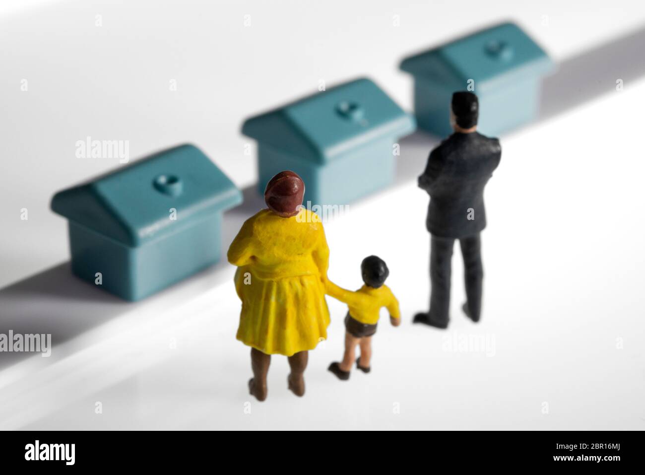 Miniatur-Figur Familie Kauf eines Hauses, Haus, Konzept Stockfoto