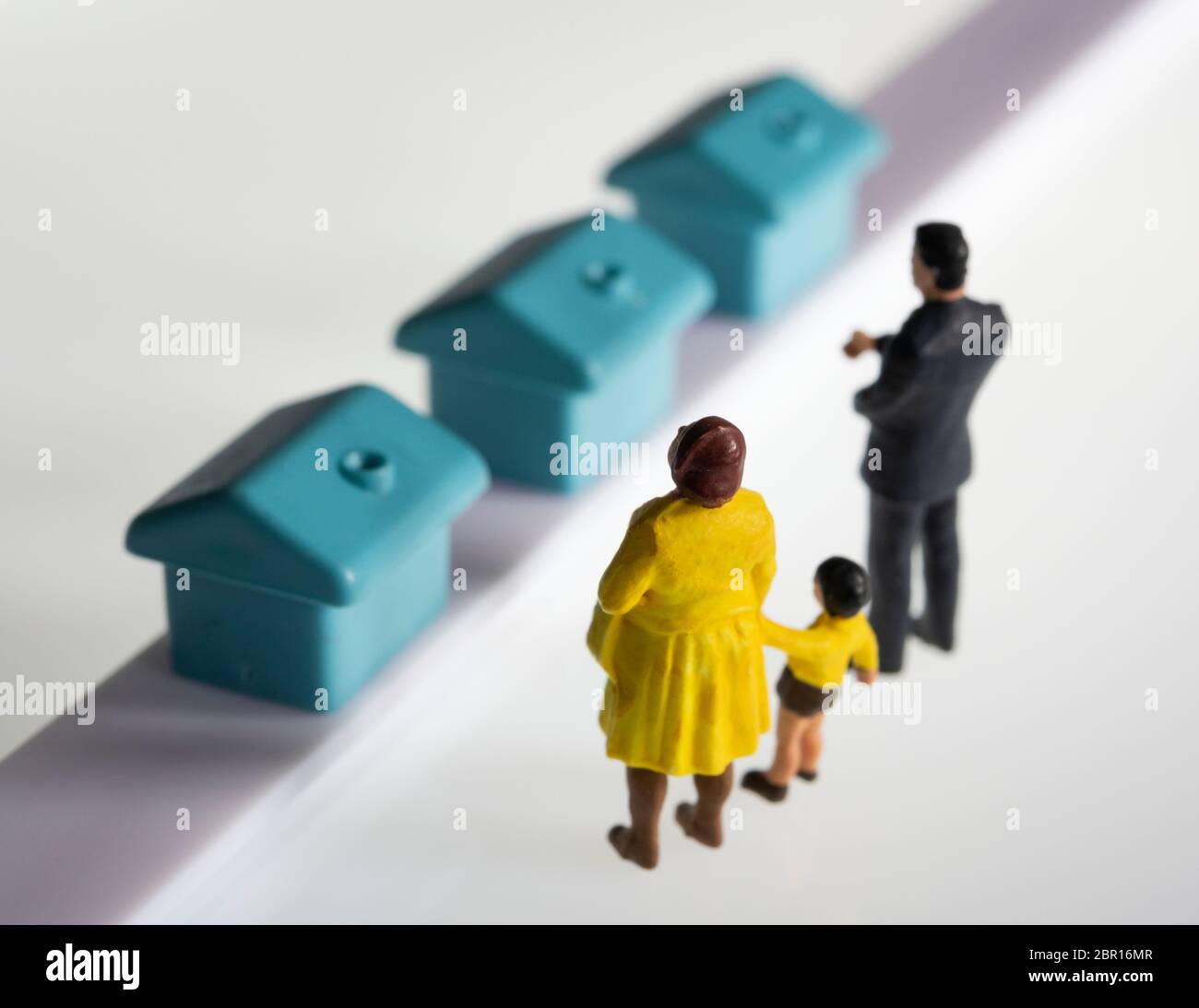 Miniatur-Figur Familie Kauf eines Hauses, Haus, Konzept Stockfoto