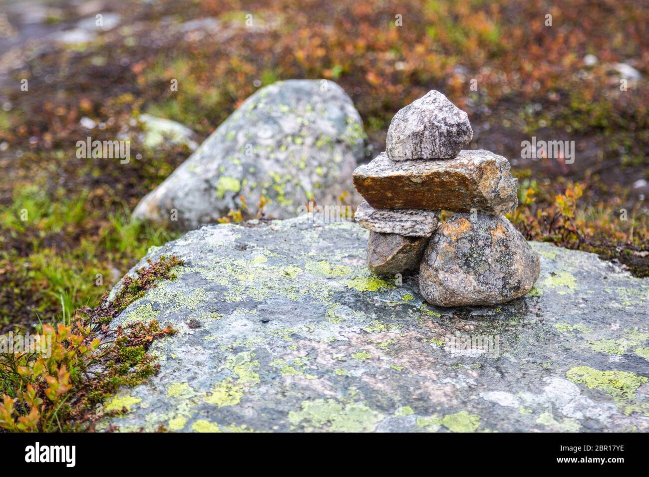 Angehäuft Steine sind Häuser für norwegische Märchen Trolle. Troll Haus aus  Steinen gemacht. Touristen sind Gebäude troll Häuser aus Steinen, nach l  Stockfotografie - Alamy