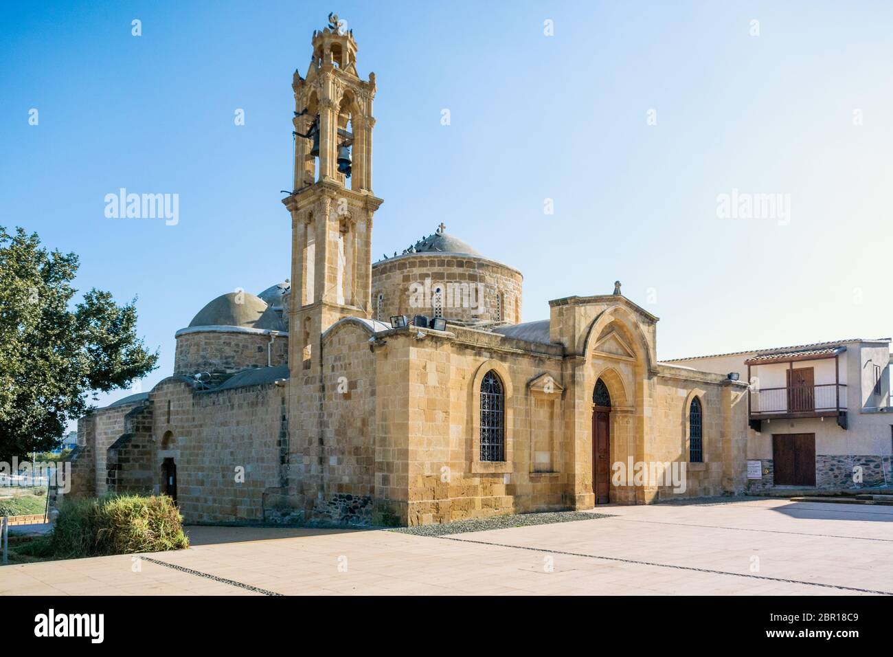 Vordere (West-)Fassade der Kirche der Apostel Barnabas und Hilarion (Agii Varnavas und Ilarionas) in Peristerona, Zypern Stockfoto