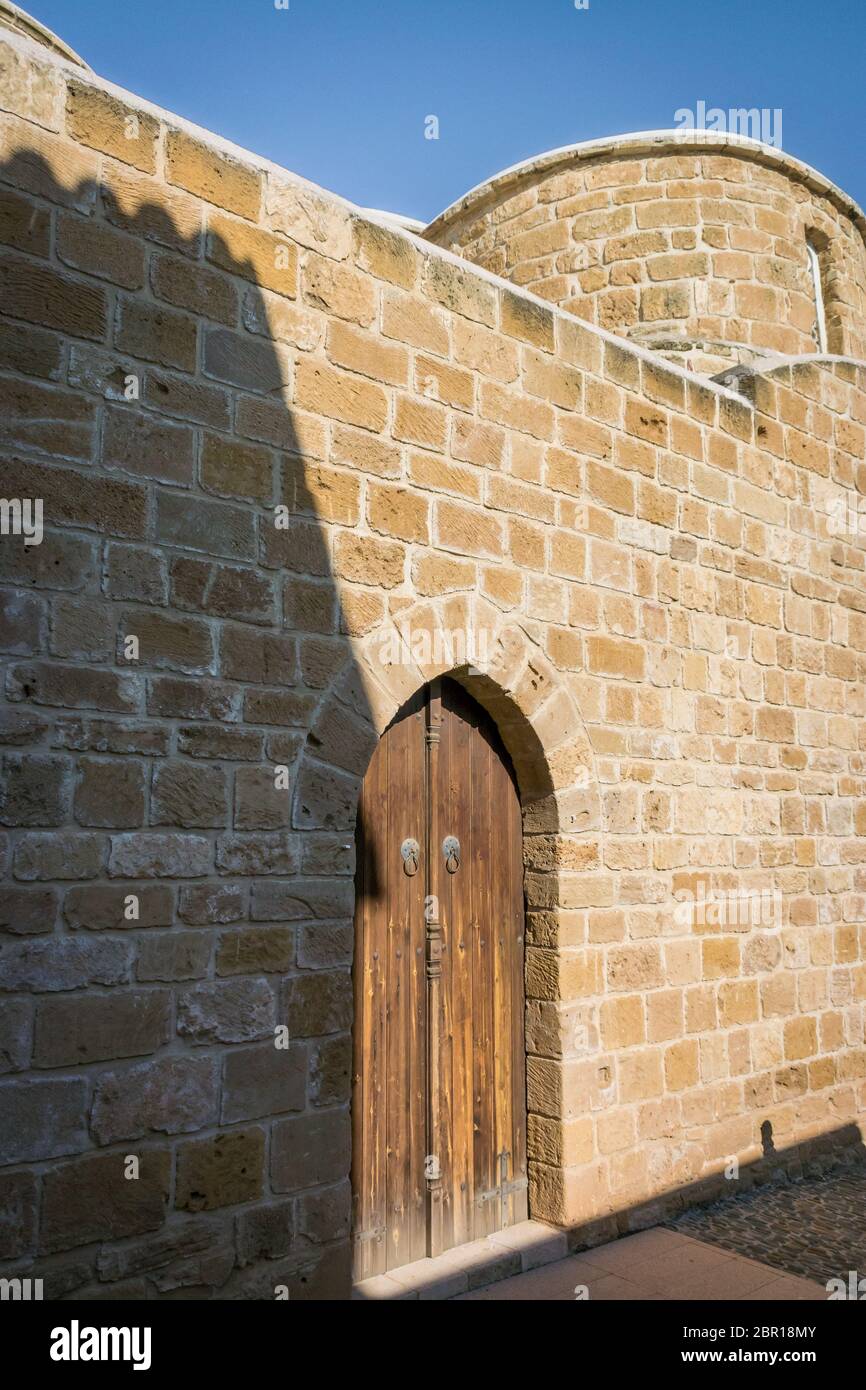 Tür an der südlichen Außenwand der Kirche der Apostel Barnabas und Hilarion (Agii Varnavas und Ilarionas) in Peristerona, Zypern Stockfoto