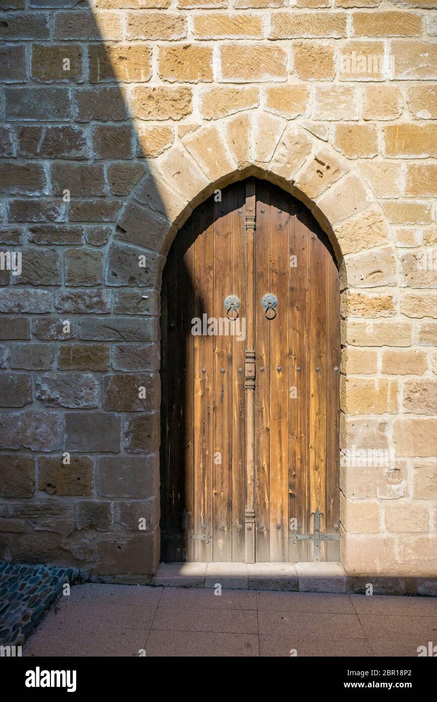 Tür an der südlichen Außenwand der Kirche der Apostel Barnabas und Hilarion (Agii Varnavas und Ilarionas) in Peristerona, Zypern Stockfoto