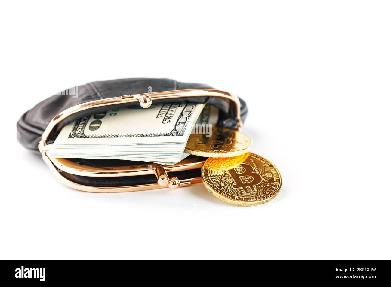 Eine offene schwarze Geldbörse mit Geld, Dollar und Bitcoin-Münzen auf weißem Hintergrund. Isolieren, Nahaufnahme, Studiolicht. Freier Speicherplatz. Stockfoto