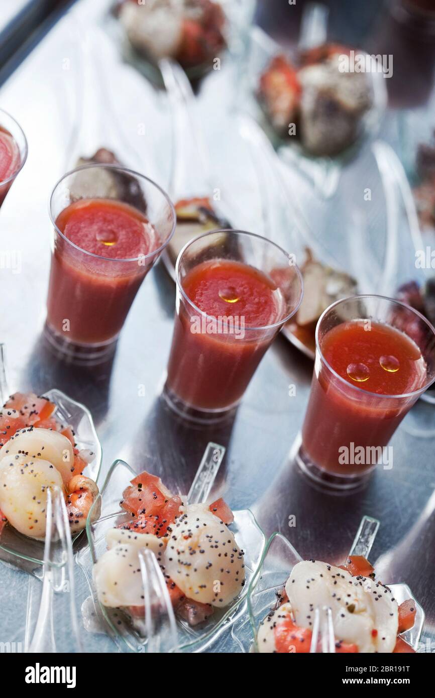 Muscheln, Lachs und Tomatensaft auf einem Buffet Stockfoto