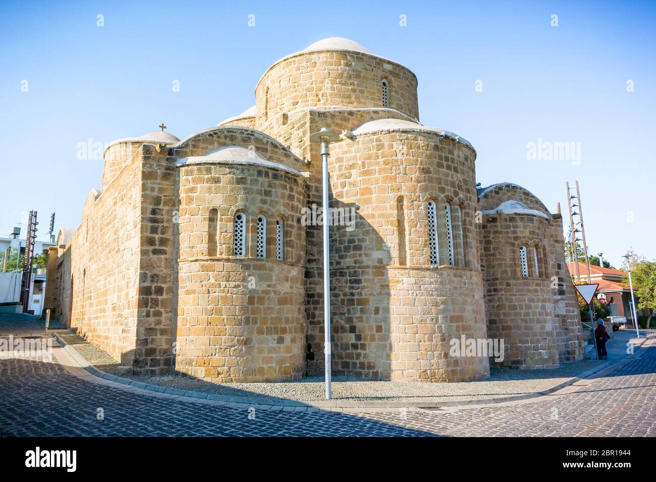 Östliche Außenwand der Kirche der Apostel Barnabas und Hilarion (Agii Varnavas und Ilarionas) in Peristerona, Zypern Stockfoto