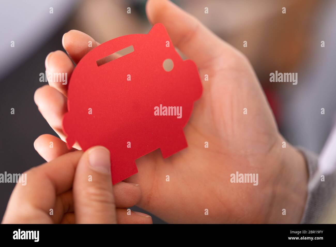 Geld Schwein Safe Konzept in der Hand Stockfoto