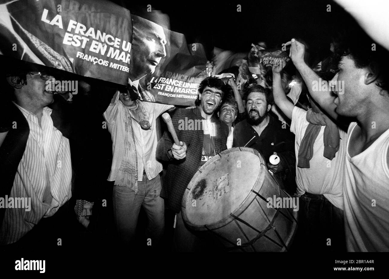 Wahlen In Frankreich 1988. Francois Mitterrand Anhänger feiern seinen Wahlsieg für die Sozialistische Partei in der Place de la Republic in Paris 1988 Stockfoto