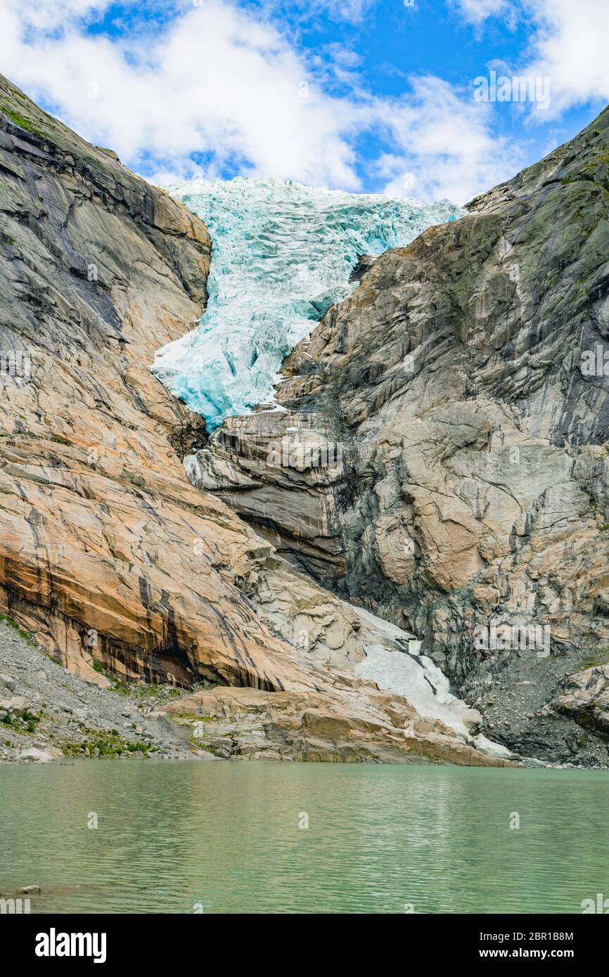 Schmelzende Gletscher Briksdalsbreen in Norwegen, in der Nähe auf. Panorama von unten nach oben. Norwegen Natur und Reisen Hintergrund. Stockfoto