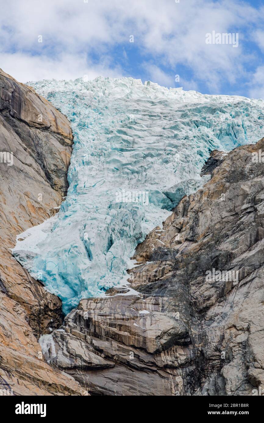 Blick vom Gletscher Briksdalsbreen eine der populärsten und bekanntesten Arme der Gletscher Jostedalsbreen. Norwegen Gletscher im Nationalpark Jostedalsbreen P Stockfoto