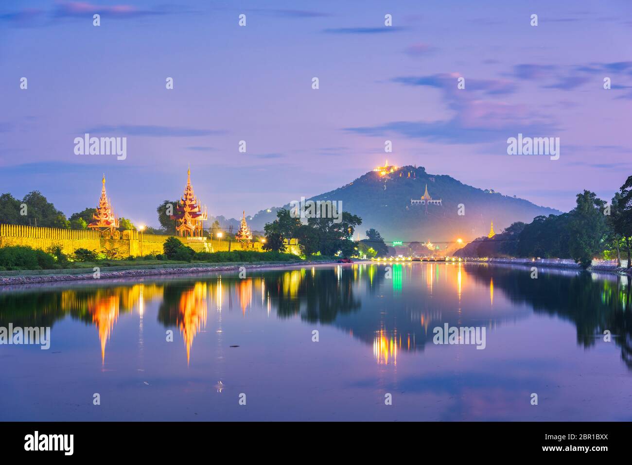 Mandalay, Myanmar in Mandalay Hill und den Palast Graben. Stockfoto