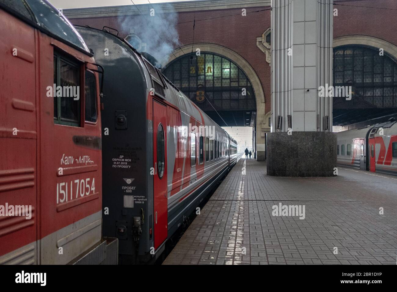 Kazansky Bahnhof, Moskau, Russland: Mann auf dem Bahnsteig neben dem Zug am Kazansky Bahnhof in Moskau, Russi Stockfoto