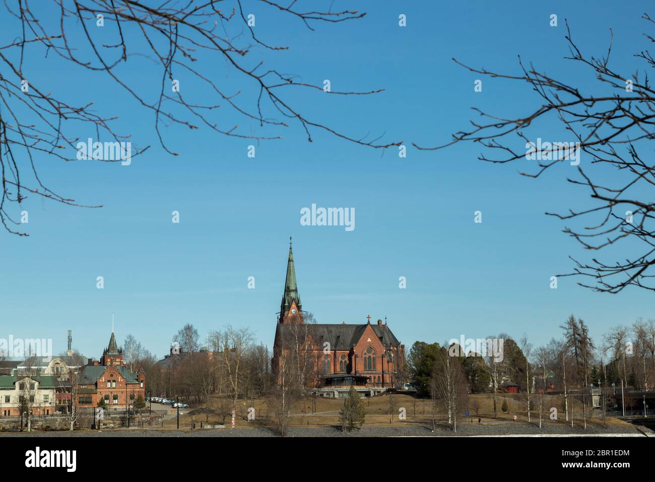 Die Kirche in Umea, Schweden im Frühjahr mit einem klaren blauen Himmel. Stockfoto