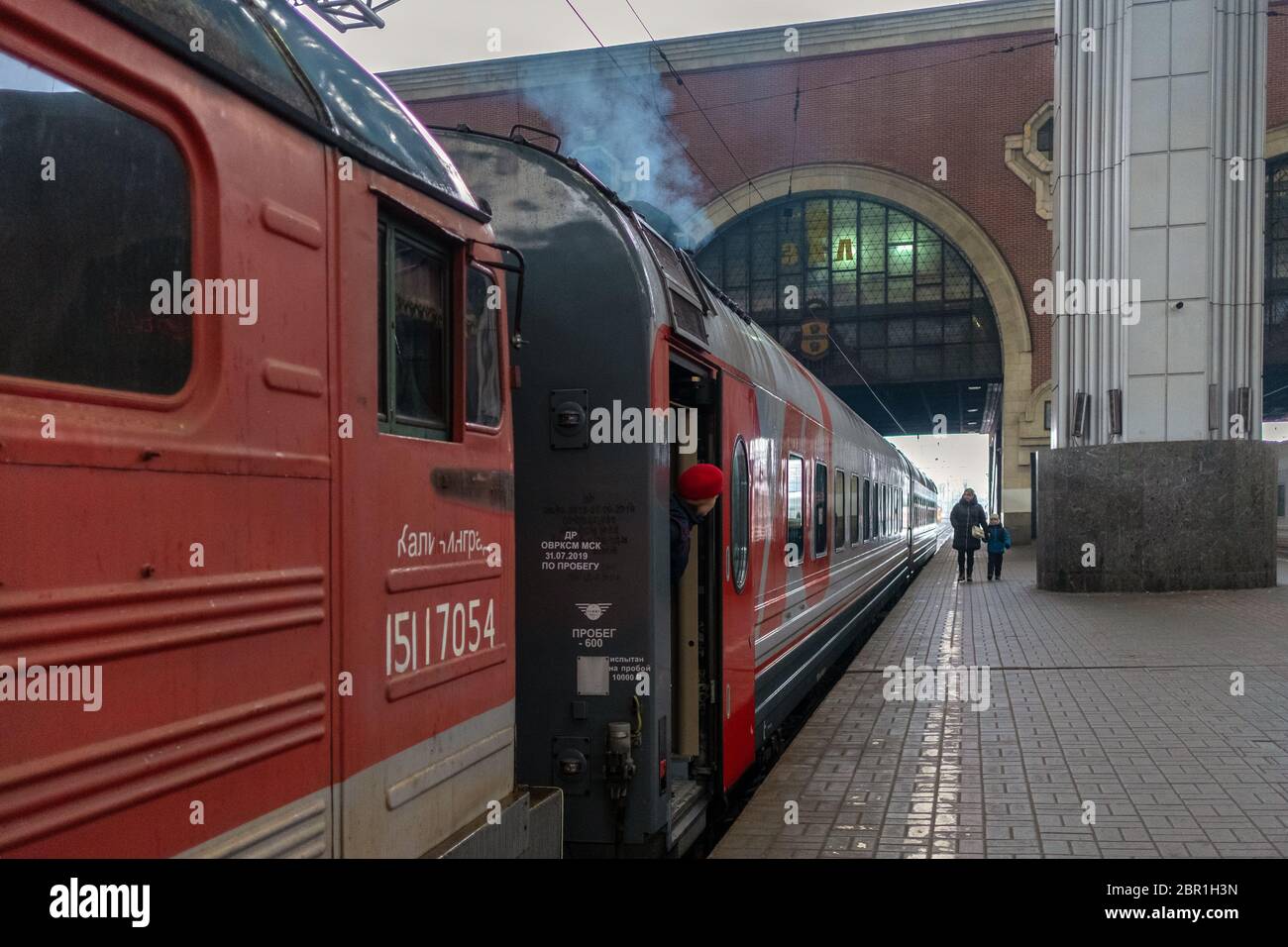 Kazansky Bahnhof, Moskau, Russland: Mann auf dem Bahnsteig neben dem Zug am Kazansky Bahnhof in Moskau, Russi Stockfoto