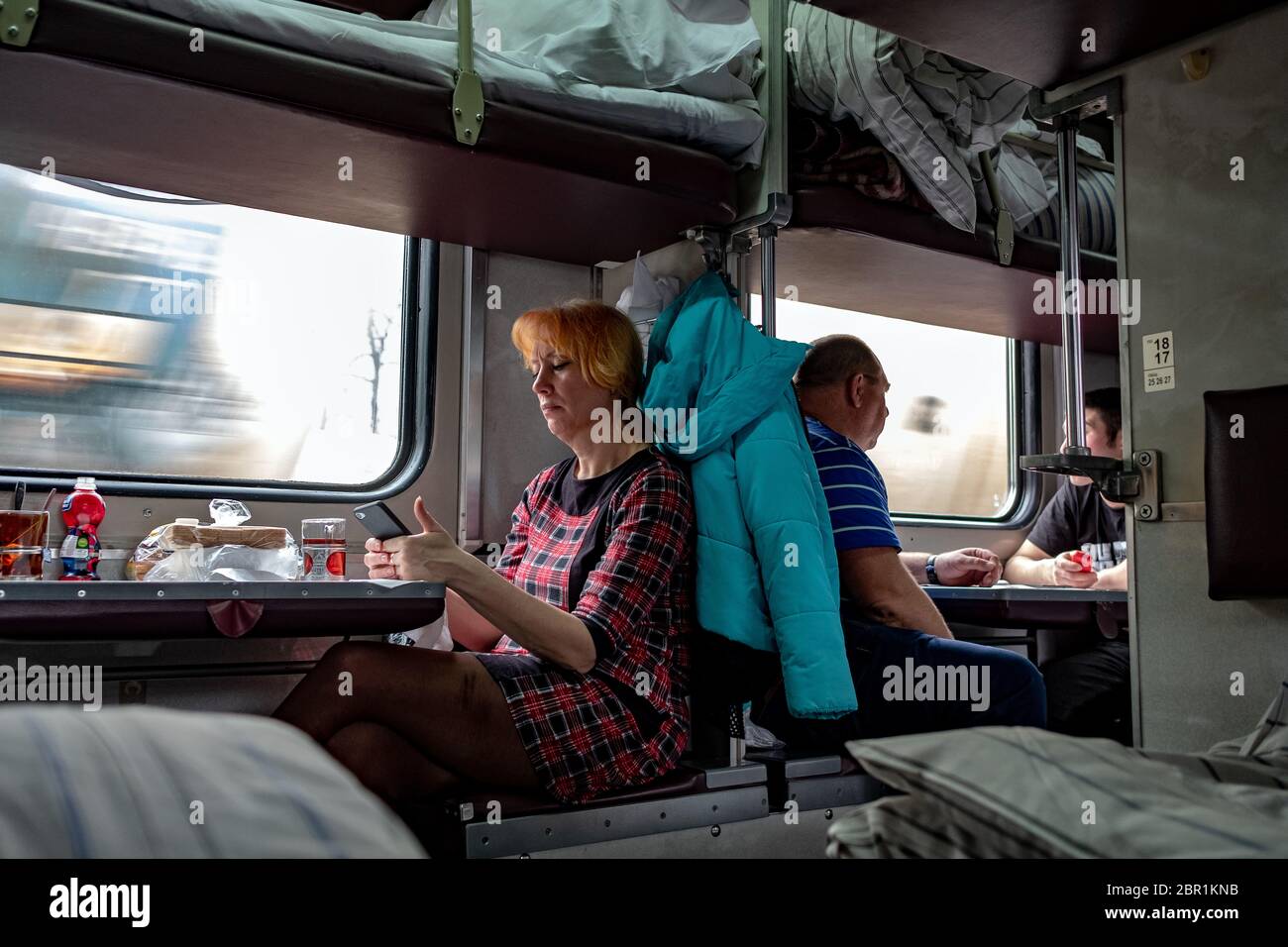 Nowosibirsk, Russland: Alltag im Transsibirischen Express. Russische Züge. RZVD, rzd. Die Leute warten auf die Ankunft. Stockfoto