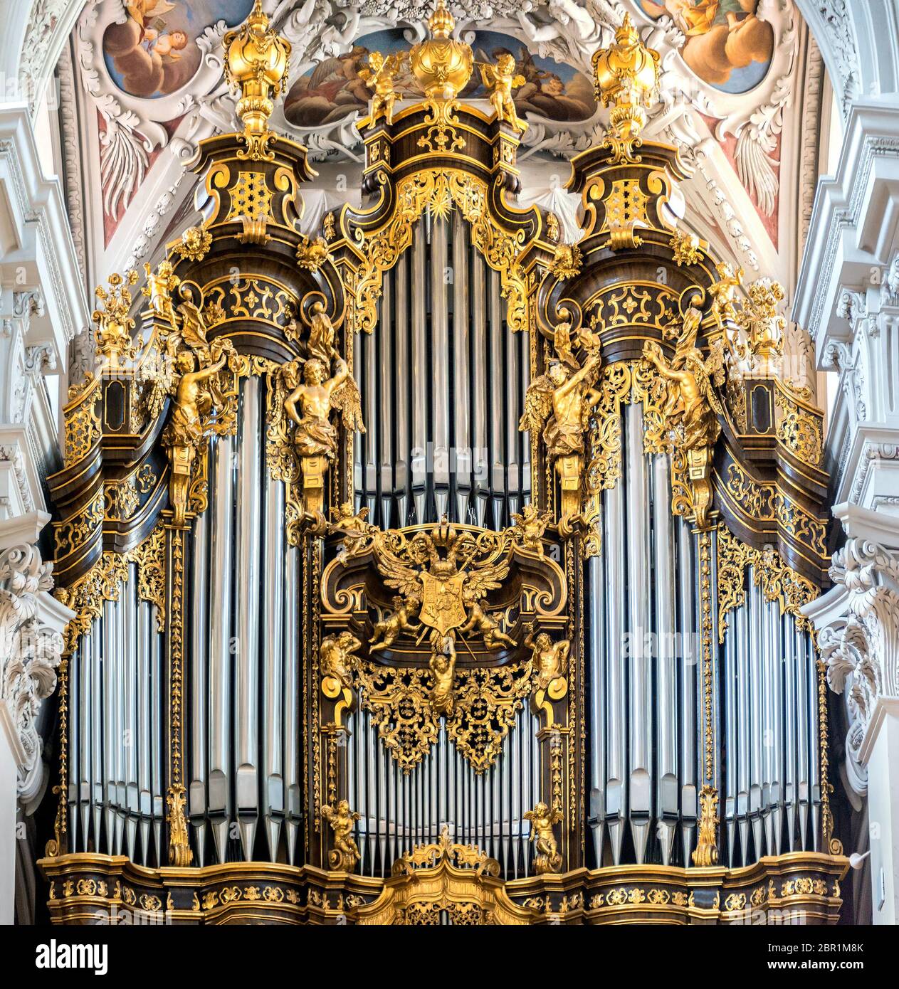 Orgel in St. Stephan's Cathedral, Passau. Es ist die größte Kathedrale Orgel  der Welt. Die Orgel hat derzeit 17,774 Pfeifen und 233 Registern  Stockfotografie - Alamy