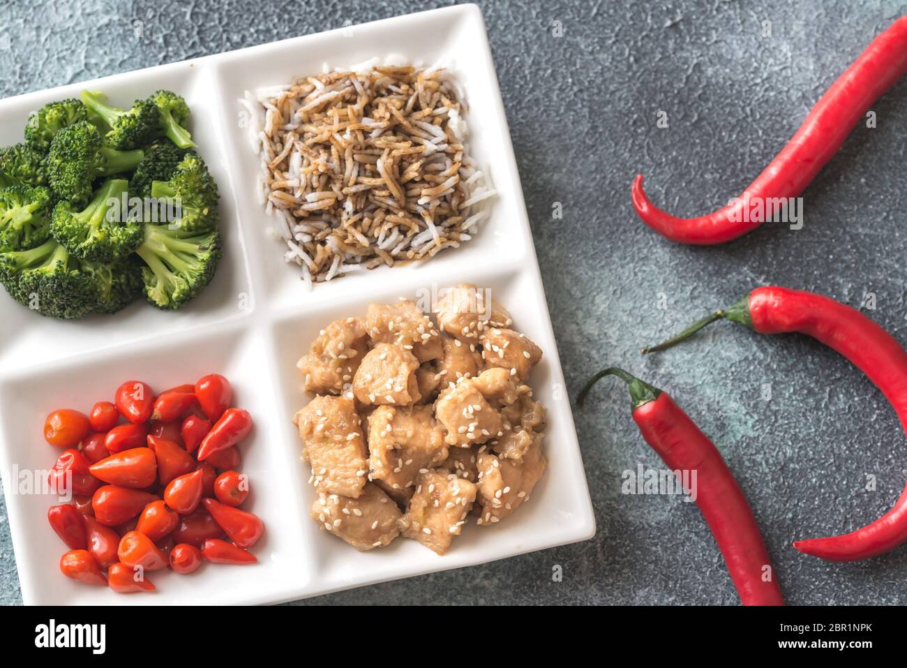 Brokkoli und Huhn unter Rühren braten mit Reis und Chili Stockfoto