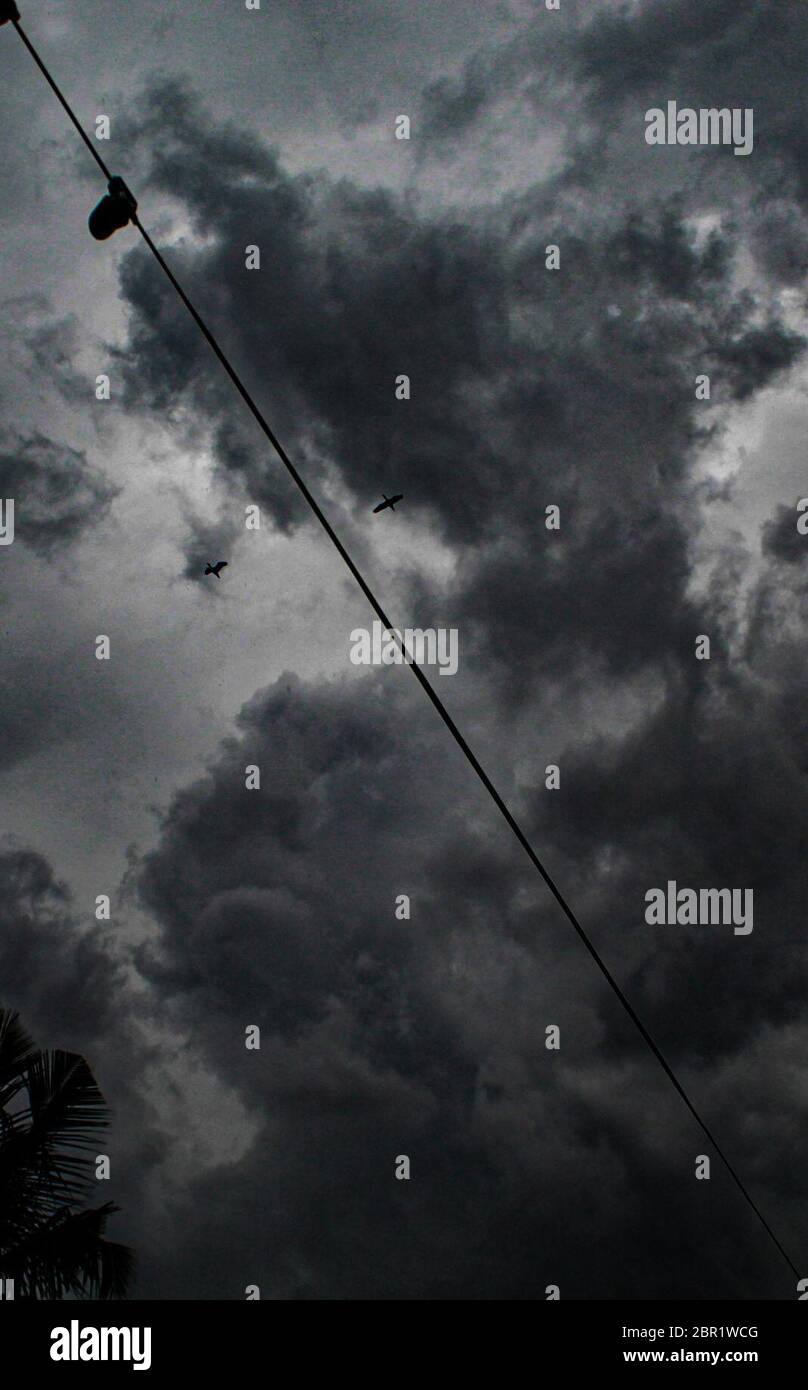 Superzyklon Amphan Sturm um den heutigen Nachmittag, als es sich nordwärts über die Bucht von Bengalen bewegt und West Bengal-Bangladesch Küsten zwischen Digha und Hatia Inseln durchquert. Der Superzyklon Amphan Sturm lag 155km südöstlich von Paradip, Odisha, 280 km südlich von Digha,West Mednipore,Howrah,Hooghly, Im Süden und Norden 24 werden Parganas und Kolkata Distrikte von Westbengalen starke bis extrem starke Niederschläge erleben. Die Landung wird zwischen Nachmittag und Abend erwartet. (Foto von Soumadip das/Pacific Press/Sipa USA) Stockfoto