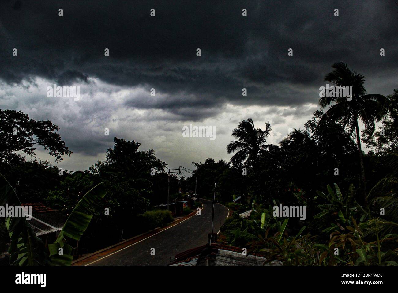Superzyklon Amphan Sturm um den heutigen Nachmittag, als es sich nordwärts über die Bucht von Bengalen bewegt und West Bengal-Bangladesch Küsten zwischen Digha und Hatia Inseln durchquert. Der Superzyklon Amphan Sturm lag 155km südöstlich von Paradip, Odisha, 280 km südlich von Digha,West Mednipore,Howrah,Hooghly, Im Süden und Norden 24 werden Parganas und Kolkata Distrikte von Westbengalen starke bis extrem starke Niederschläge erleben. Die Landung wird zwischen Nachmittag und Abend erwartet. (Foto von Soumadip das/Pacific Press/Sipa USA) Stockfoto