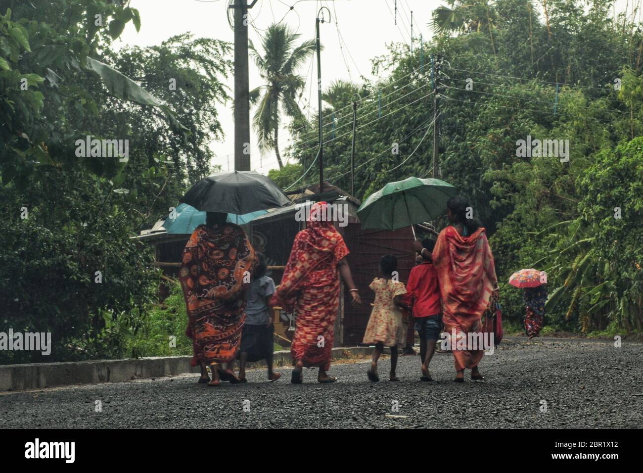 Mutter und Kinder kehren zurück nach Hause Superzyklon Amphan Sturm um den heutigen Nachmittag, als er sich nordwärts über die Bucht von Bengalen bewegt und die West Bengalen-Bangladesh Küsten zwischen Digha und Hatia Inseln durchquert.der Superzyklon Amphan Sturm lag 155 km südöstlich von Paradip, Odisha, 280 km südlich von Digha, West Mednipore, Howrah, Hooghly, Süd und Nord 24 Parganas und Kolkata Bezirke von West Bengalen werden starke bis extrem sehr starke Niederschläge zu sehen. Die Landung wird zwischen Nachmittag und Abend erwartet. (Foto von Soumadip das/Pacific Press/Sipa USA) Stockfoto