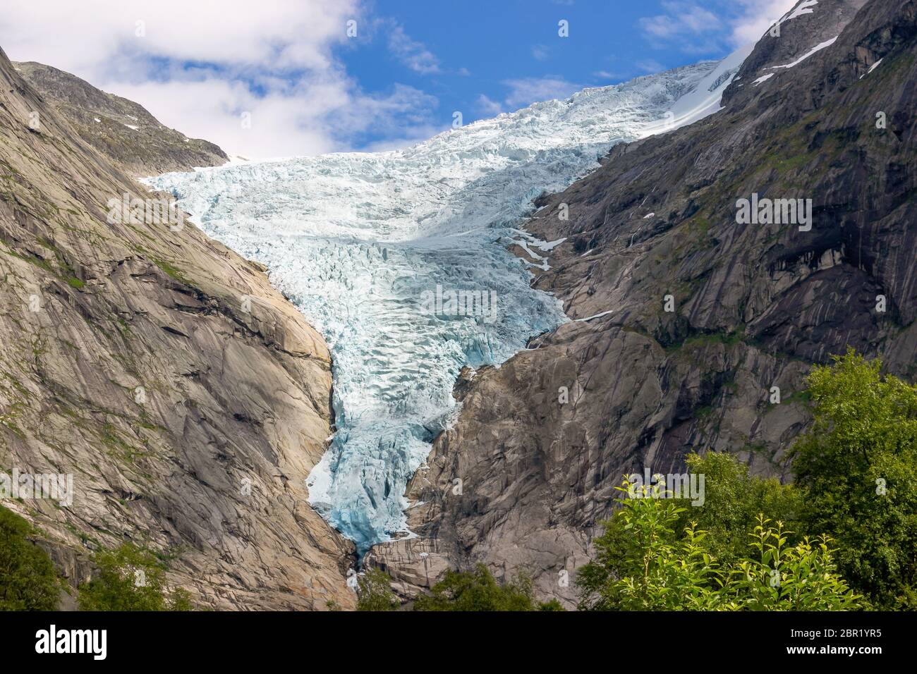Blick vom Gletscher Briksdalsbreen eine der populärsten und bekanntesten Arme der Gletscher Jostedalsbreen. Norwegen Gletscher im Nationalpark Jostedalsbreen P Stockfoto