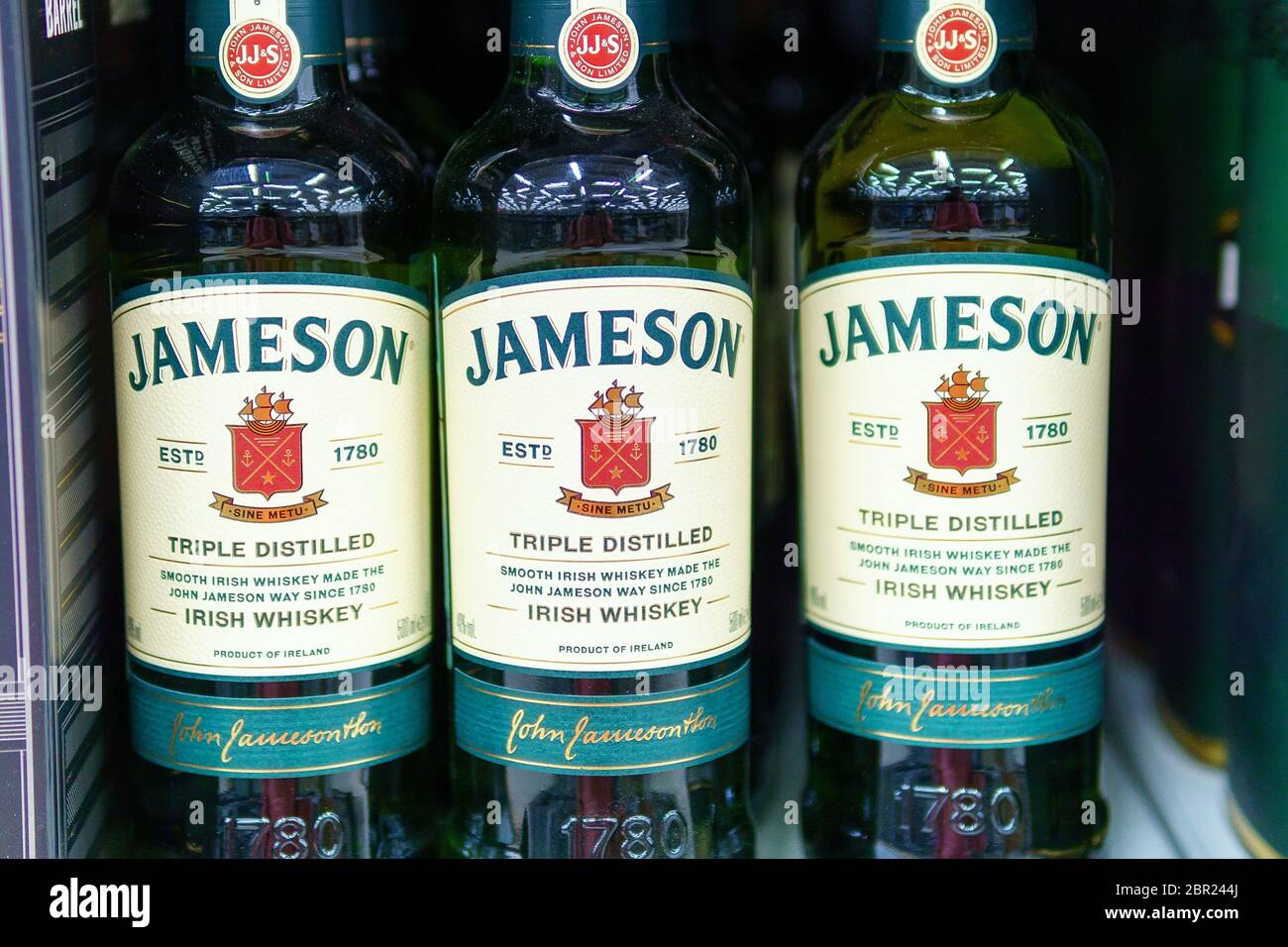 Tyumen, Russland-17. Mai 2020: Flaschen jameson Blended Scotch Whiskey zum Verkauf auf einem Supermarkt Regal Stockfoto