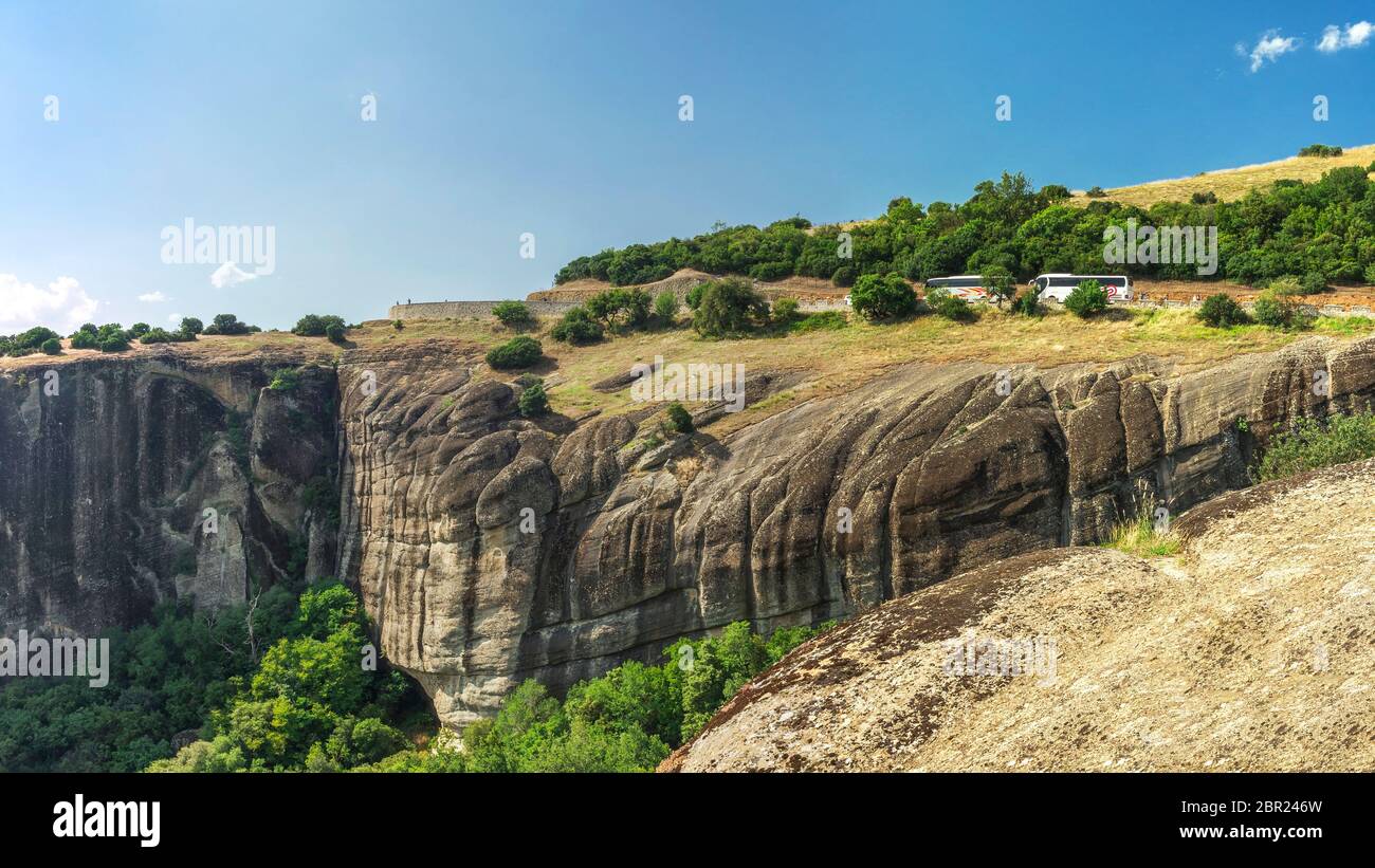 Panoramablick auf den Weg zum Kloster in Meteora Varlaam in Griechenland Stockfoto