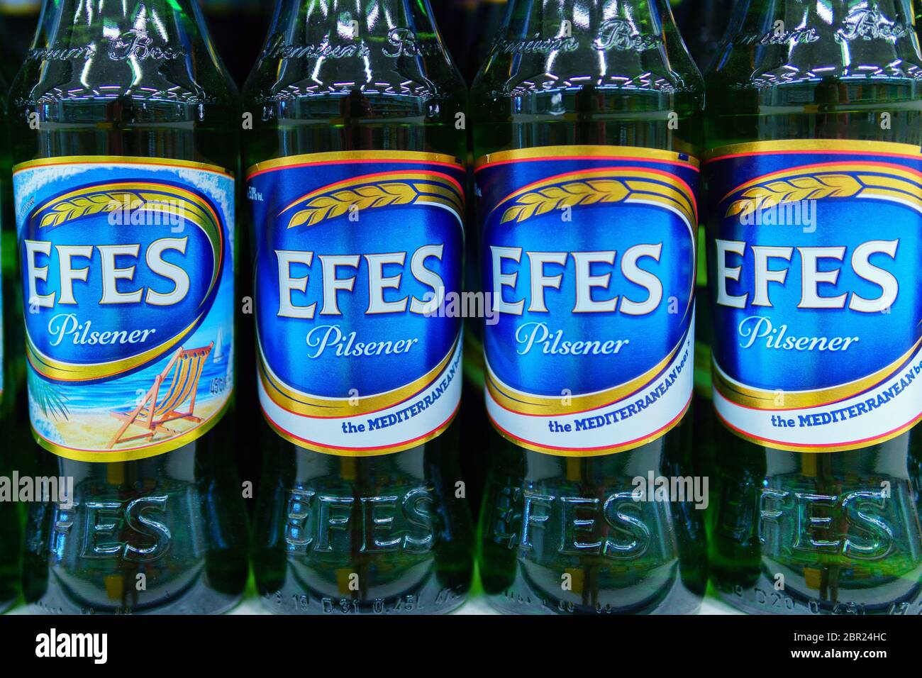 Tjumen, Russland-17. Mai 2020: Flaschen von Efes Pilsener, dem Flaggschiff Bier der Firma Anadolu Efes. Verkauf von alkoholischen Getränken in einem Hypermarkt Stockfoto