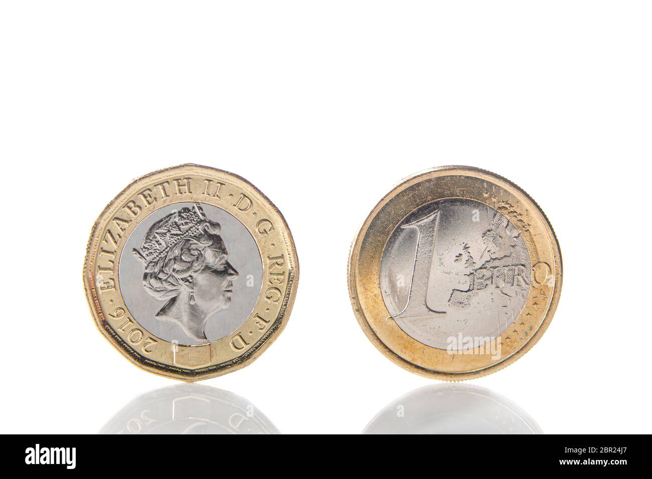 Eine Pfund-Münze mit dem Gesicht von Königin Elisabeth II. Vor einer 1-Euro- Münze, die am Rand und mit Spiegelung auf weißem Hintergrund thront  Stockfotografie - Alamy