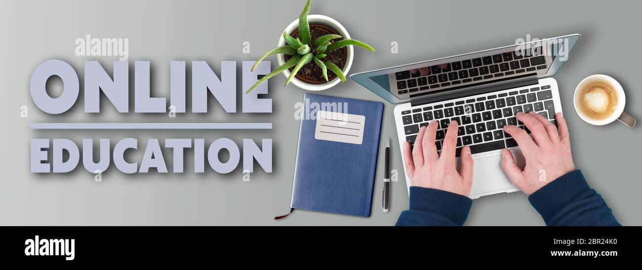 E-Learning und Online-Bildung Konzept, Draufsicht der Person mit Laptop-Computer auf dem Schreibtisch mit Text ONLINE-BILDUNG Stockfoto