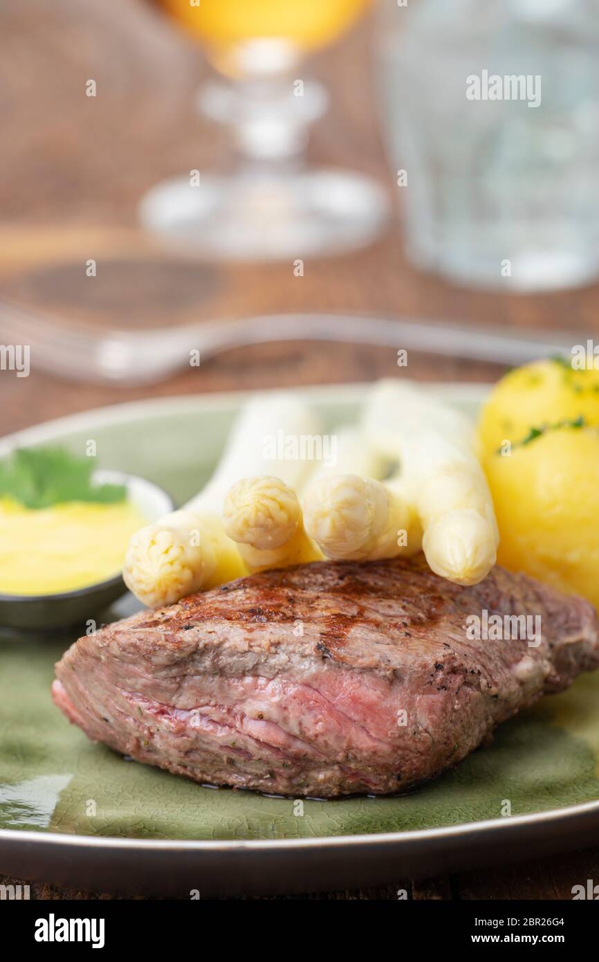 Nahaufnahme von Spargel auf ein Steak Stockfoto