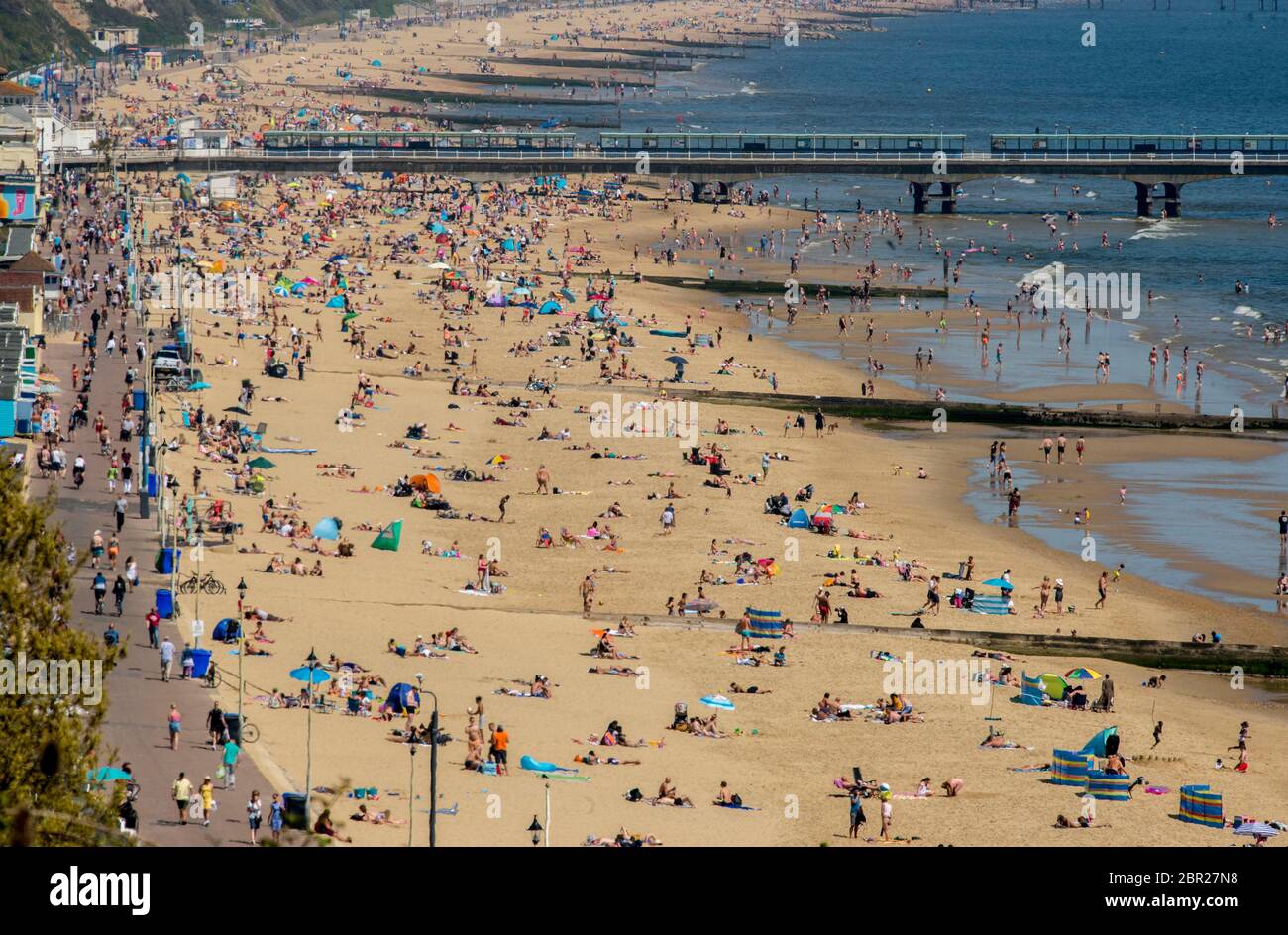 Bournemouth, Großbritannien, 20. Mai 2020. Der heißeste Tag des Jahres bringt Besucher an den Strand, da die COVID-19-Sperrregeln in Großbritannien entspannt sind. Credit John Beasley Stockfoto