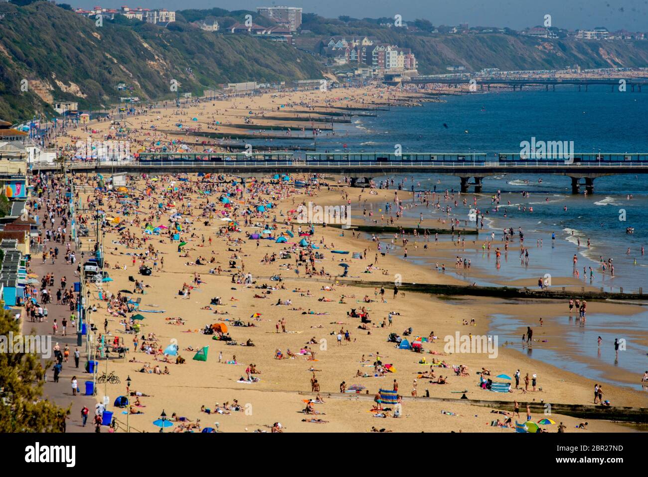 Bournemouth, Großbritannien, 20. Mai 2020. Der heißeste Tag des Jahres bringt Besucher an den Strand, da die COVID-19-Sperrregeln in Großbritannien entspannt sind. Credit John Beasley Stockfoto