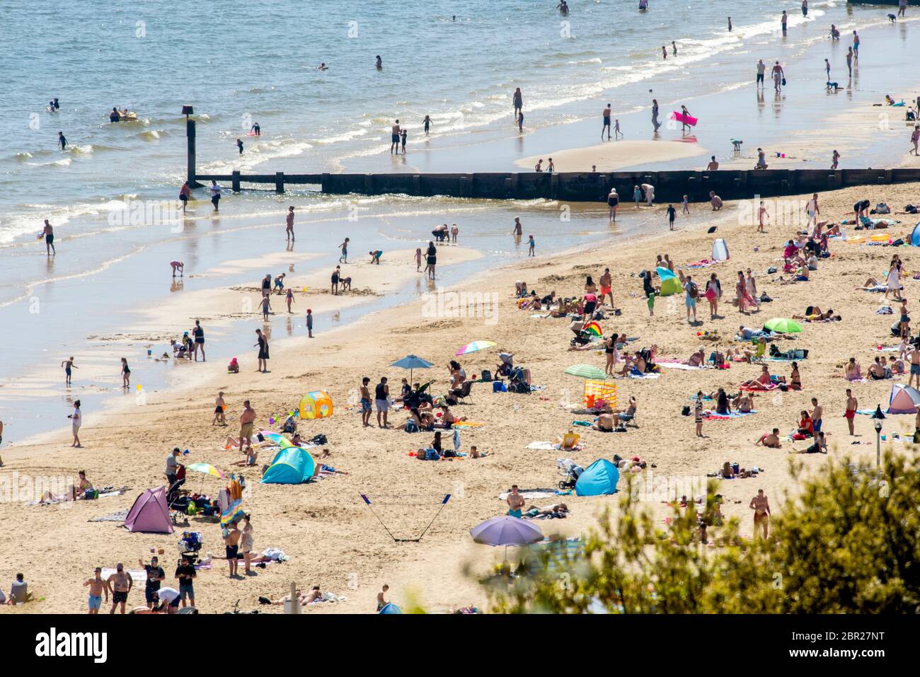 Bournemouth, Großbritannien, 20. Mai 2020. Der heißeste Tag des Jahres bringt Besucher an den Strand, da die COVID-19-Sperrregeln in Großbritannien entspannt sind. Credit John Beasley Stockfoto