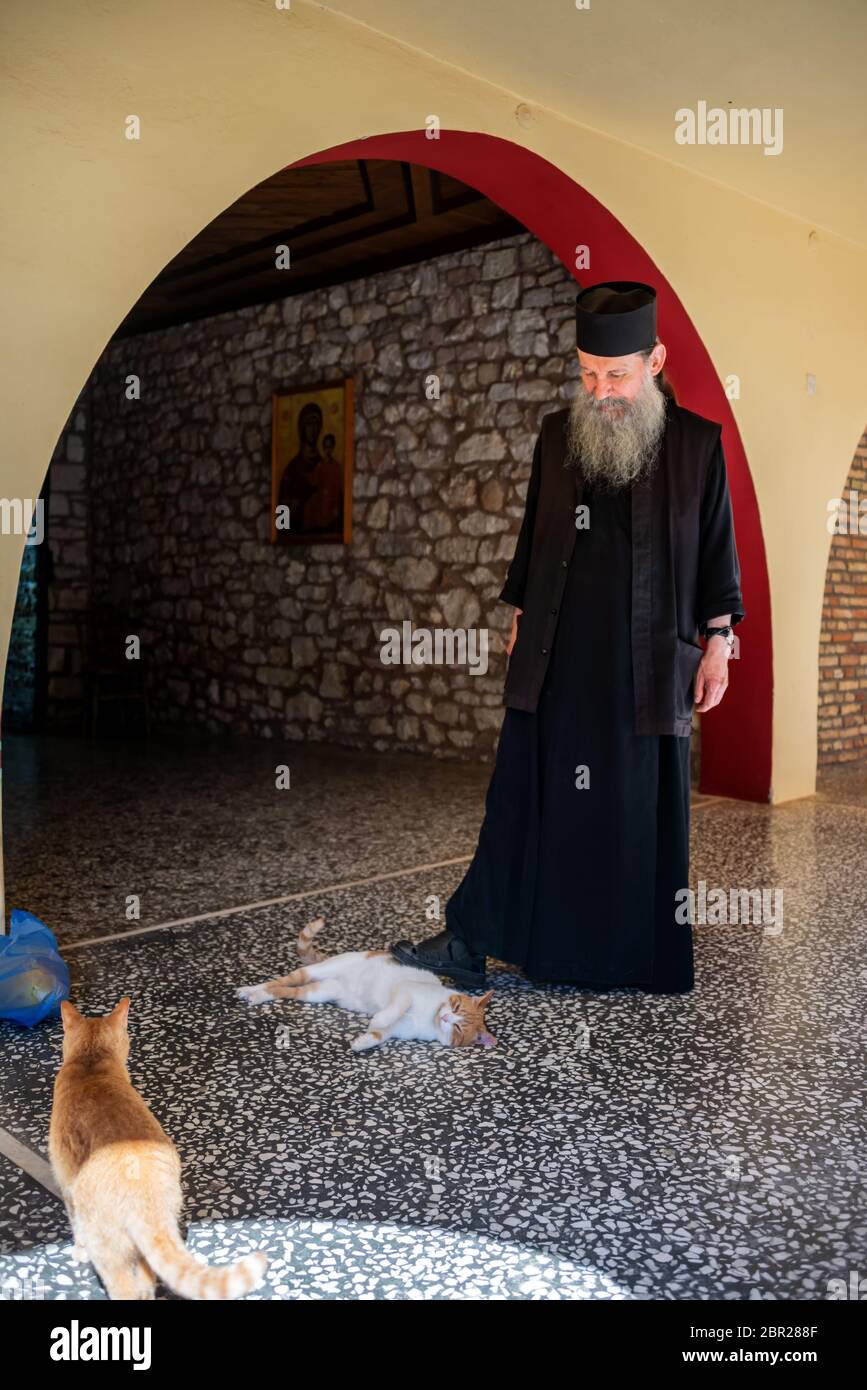 Orthodoxer Mönch spielt mit seinen Katzen Agia Lavra, Griechenland Stockfoto