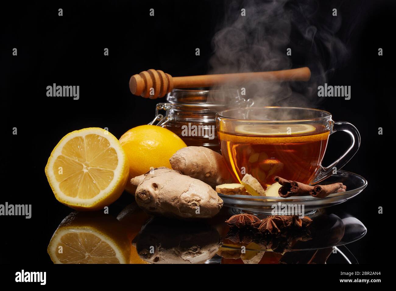 Honig im Glas Kanne und Tasse Tee mit Ingwer, Zimt, Anis und Zitrone ...