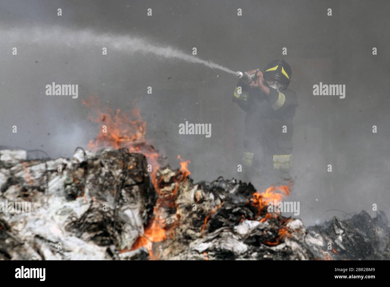 feuerwehrmann im Rauchfeuer Stockfoto