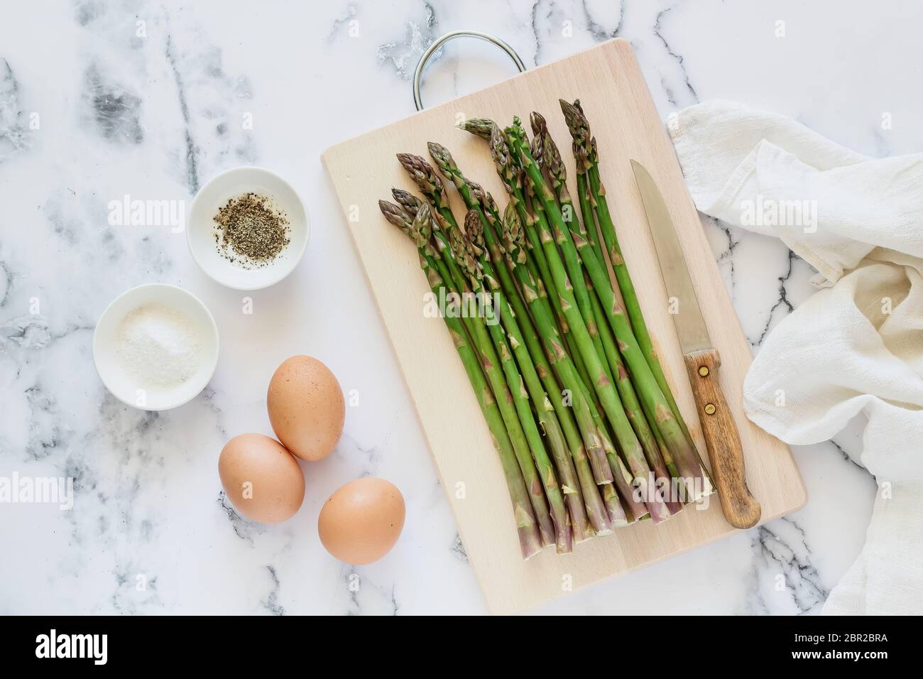 Vorbereitung von grünem Spargel mit Eiern zum Frühstück. Zutaten flach legen Stockfoto
