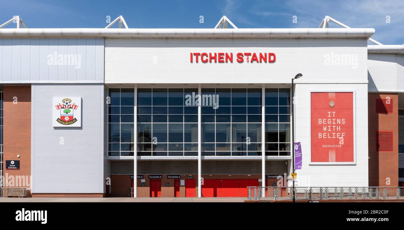 Blick auf den Eingang zum Itchen Stand im St Marys Football Stadium, Heimstadion des Southampton Football Club, Southampton, Hampshire, England, Großbritannien Stockfoto