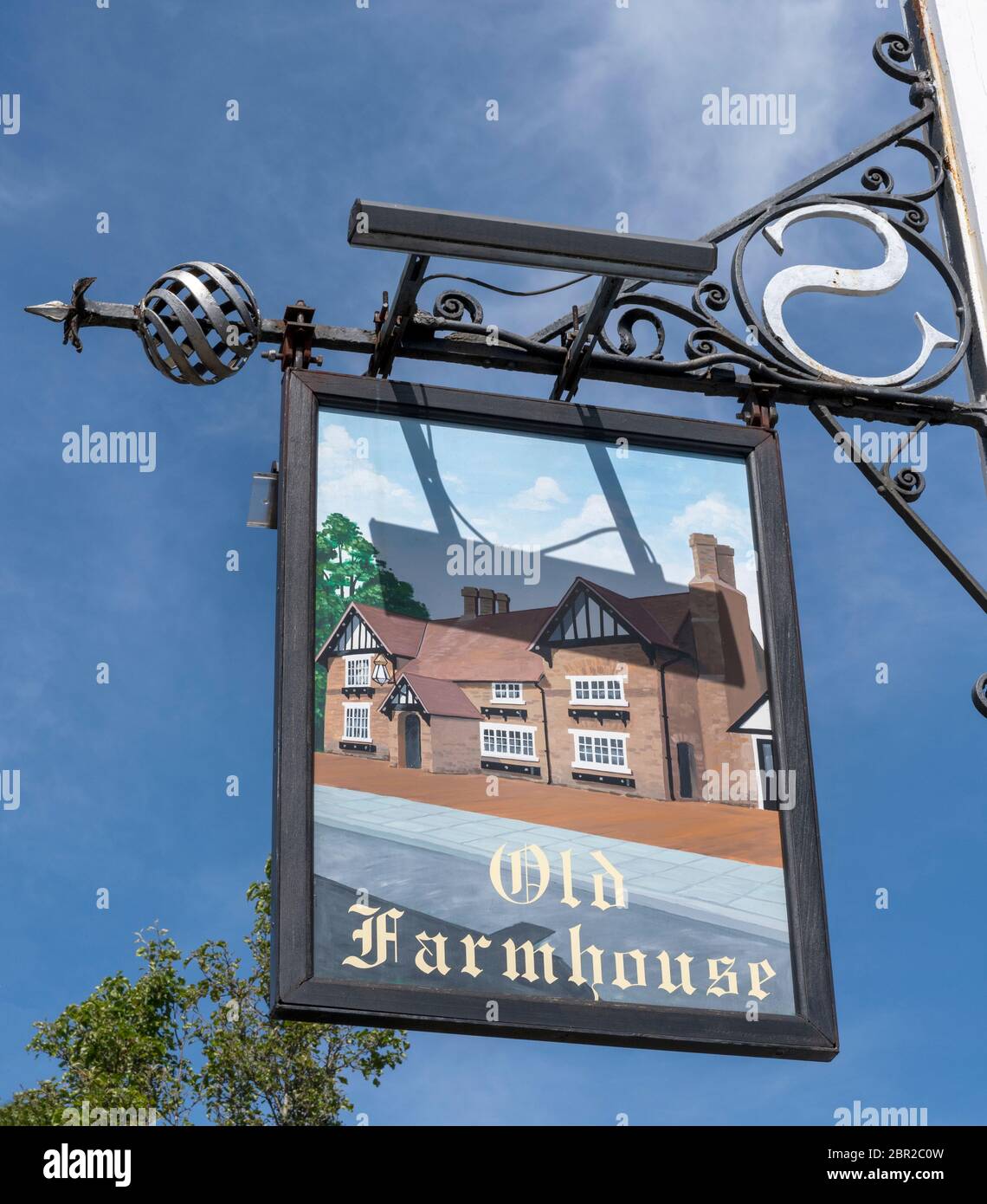 Traditionelles hängendes Pub-Schild im jetzt geschlossenen Old Farmhouse Pub, Mount Pleasant Road, Southampton, Hampshire, England, Großbritannien Stockfoto